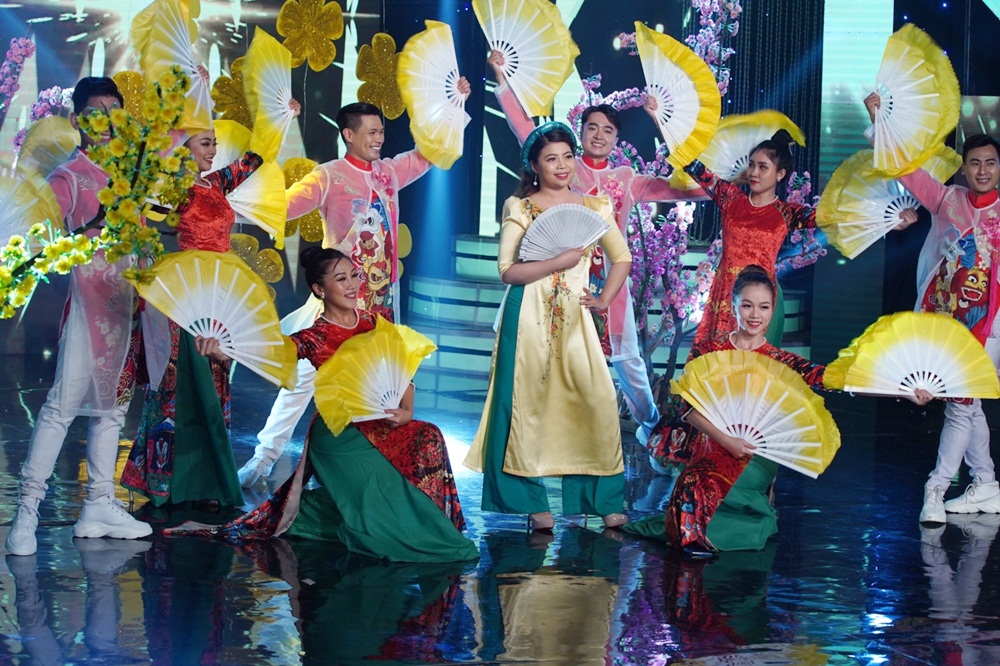 Giang Mỹ Huyền biểu diễn trong một chương trình xuân